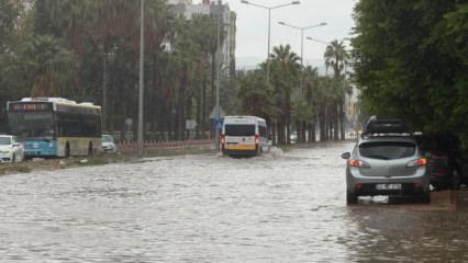 Mersin'de sağanak yağış sele yol a&ccedil;tı: Sokakları su bastı