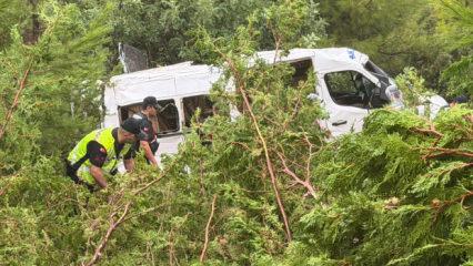Minib&uuml;s bah&ccedil;eye yuvarlandı: 1'i ağır, 17 yaralı