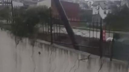 Kocaeli'de dev istinat duvarı birka&ccedil; saniyede yerle yeksen oldu!