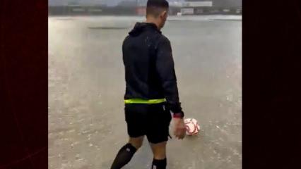 Saha değil adeta g&ouml;l! Hakemin zemin kontrol&uuml; g&uuml;ndem oldu