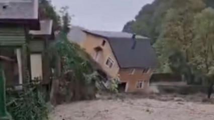 Sakarya'da sağanak nedeniyle dere kenarındaki iki katlı ev yıkıldı
