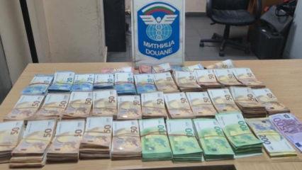 Sınırda 162 bin 700 euro ele ge&ccedil;irildi