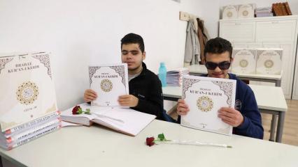 TDV&rsquo;den g&ouml;rme engelli &ouml;ğrencilere Braille Kur&rsquo;an-ı Kerim hediyesi