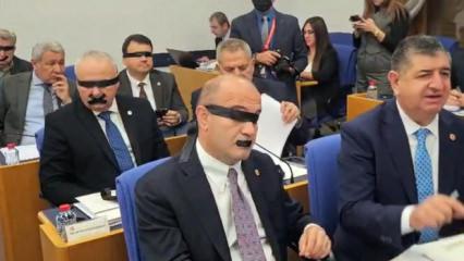 Yeni Partili vekillerden garip Halk TV protestosu: Ağızlarını ve g&ouml;zlerini bantladılar