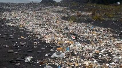Zonguldak'ta sağanak sonrası denize s&uuml;r&uuml;klenen &ccedil;&ouml;pler kıyıya vurdu