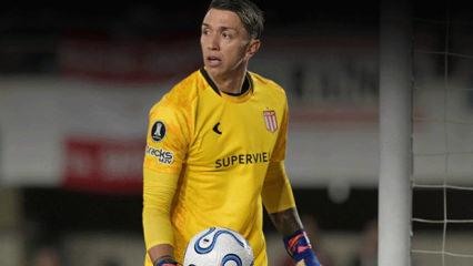 40 yaşındaki Muslera'dan tarihe ge&ccedil;ecek penaltı performansı! Takımını finale &ccedil;ıkardı
