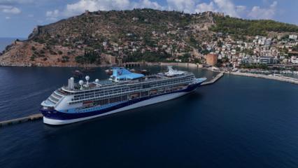 Alanya&rsquo;ya iki dev kruvaziyer aynı g&uuml;n yanaştı! 2 bin 400 turist il&ccedil;eyi ziyaret etti