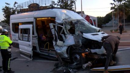 Arnavutk&ouml;y'de servis minib&uuml;s&uuml; kaza yaptı: 9 yaralı