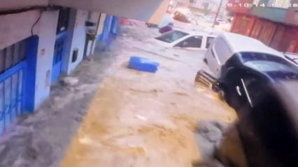  Ayazağa'da sel felaketinde ara&ccedil;ların &uuml;st &uuml;ste bindiği anlar kamerada