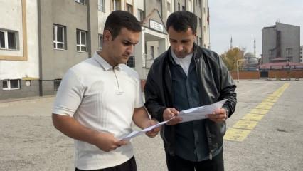 Baba-oğul aynı okulda sınava girdiler: "Amacımız herkesi okumaya teşvik etmektir"