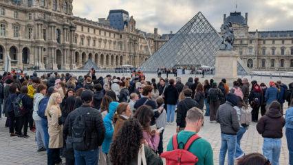 D&uuml;nyaca &uuml;nl&uuml; m&uuml;ze ziyarete kapatıldı: Louvre'a &ouml;ğrenci eylemi engeli!