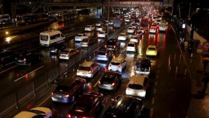 İstanbul&rsquo;da yola &ccedil;ıkacaklar dikkat: D-100 bu gece saat 22.00'de ulaşıma kapandı