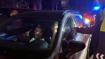 Kırmızı ışıkta bekleyen s&uuml;r&uuml;c&uuml; ve yolcu uyuyakaldı