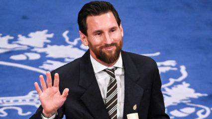 Messi'den bir rekor daha! 1000. &ouml;d&uuml;l&uuml;n&uuml; aldı! &Ouml;d&uuml;l&uuml; adadığı isim duygulandırdı