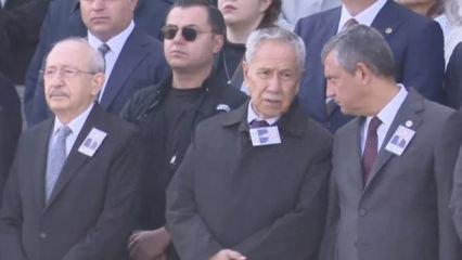 &Ouml;zel ile Kılı&ccedil;daroğlu aynı t&ouml;rende! Y&uuml;z ifadesi g&uuml;ndem oldu