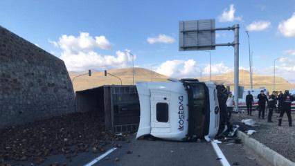 Pancar y&uuml;kl&uuml; TIR ile otomobil &ccedil;arpıştı: 4 &ouml;l&uuml;, 1 yaralı