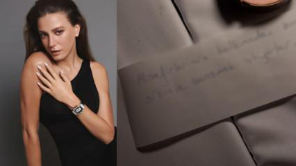 Serenay Sarıkaya'ya restoranda gizemli not! Ger&ccedil;ek kısa s&uuml;rede ortaya &ccedil;ıktı