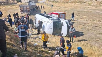 TIR'la yolcu minib&uuml;s&uuml; &ccedil;arpıştı; 1'i ağır, 11 yaralı