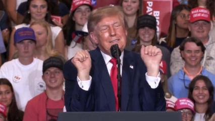 Trump'tan miting sırasında ilgin&ccedil; hareketler: Trans halterci taklidi yaptı!