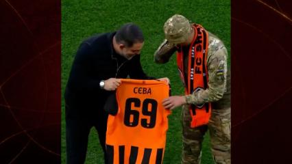 Arda Turan'dan ma&ccedil; &ouml;ncesi forma takdimi! Kolunu kaybeden askere sahada forma verdi!