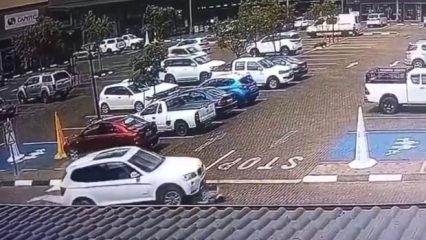 Alışveriş merkezi &ouml;n&uuml;nde polisi ezen s&uuml;r&uuml;c&uuml; cinayetle su&ccedil;lanıyor