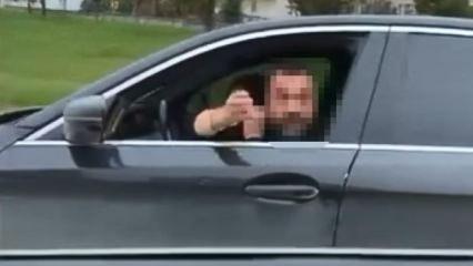 B&uuml;y&uuml;k&ccedil;ekmece'de trafikte yol verme tartışması: Tartıştığı s&uuml;r&uuml;c&uuml;n&uuml;n aracına &ccedil;arpıp ka&ccedil;tı