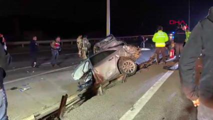 &Ccedil;anakkale&rsquo;de feci kaza! Otomobil aydınlatma direğine &ccedil;arptı