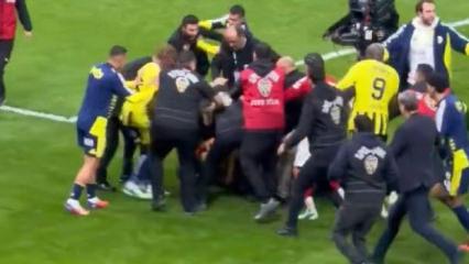Dev derbi kavgayla başlayıp kavgayla bitti! Polisler sahaya daldı