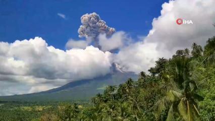 Filipinler'deki Mayon Yanardağı k&uuml;l p&uuml;sk&uuml;rtt&uuml;