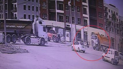 Hatay&rsquo;da hafriyat kamyonunun altında ezilen motosikletli hayatını kaybetti