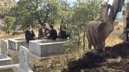 K&ouml;yde gen&ccedil; kalmayınca &ccedil;areyi buldu: Eşiyle kendi mezarını kep&ccedil;eyle kazdırdı