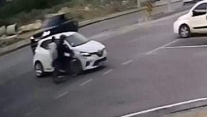 Otomobille &ccedil;arpışan motosikletteki 2 kişi yaralandı, kaza kameraya yansıdı