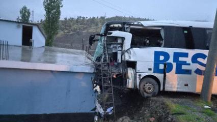 Şırnak'ta yolcu otob&uuml;s&uuml; ile TIR &ccedil;arpıştı: 1 &ouml;l&uuml;, 14 yaralı