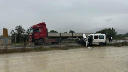 TIR ile hafif ticari ara&ccedil; kafa kafaya &ccedil;arpıştı: 1 &ouml;l&uuml;, 1 ağır yaralı