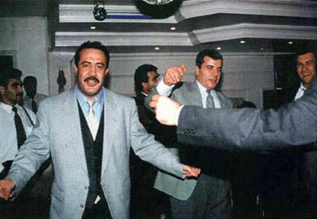 Susurluk gündemi değiştirdi: Tüm bunlar olurken kamuoyunu o sıralarda çok meşgul eden, biri gerçekten önemli, diğeri ise “şişirilmiş” iki mesele vardı. 3 Kasım 1996’da Susurluk’ta bir trafik kazası meydana geldi ve hurdaya dönen bir araçtan 3 kişinin cesedi çıktı: Bir polis okulunun müdürü olan, eski İstanbul Emniyet Müdür Yardımcısı Hüseyin Kocadağ. 80 öncesinde Ülkücü Gençlik Derneği Başkan Yardımcısı olan, Türkiye İşçi Partili 7 gencin katledilmesi, Mehmet Ali Ağca’nın cezaevinden kaçırılması ve uyuşturucu kaçakçılığı gibi suçlardan Türk polisi ve Interpol tarafından aranan Abdullah Çatlı (mamafih bu ismin kâğıt üzerinde firari olmakla beraber ülke içinde yıllardır rahatça seyahat edebildiği anlaşılmaktaydı). Arabadan çıkan üçüncü ceset Gonca Us adlı bir mankene aitti. Urfa’daki Bucak aşiretinin lideri ve DYP Milletvekili Sedat Bucak ise kazadan yaralı olarak kurtulmuştu. 
