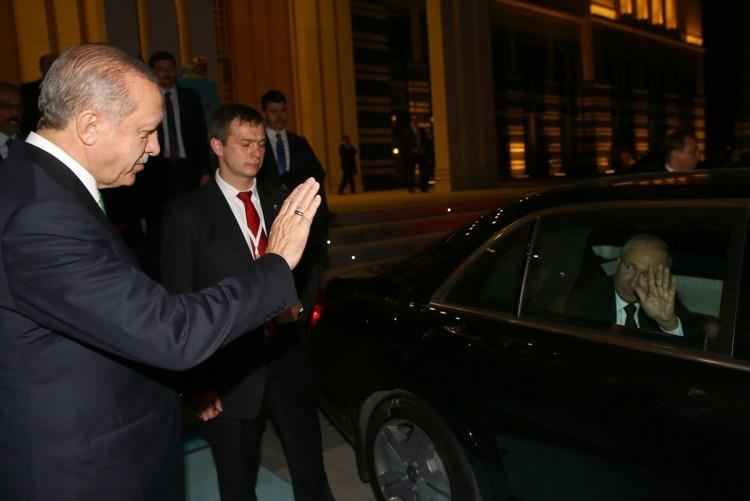 <p>Cumhurbaşkanı Recep Tayyip Erdoğan ve Rusya Devlet Başkanı Vladimir Putin, Cumhurbaşkanlığı Külliyesi'nde başbaşa ve heyetlerarası görüşmenin ardından ortak basın toplantısı düzenledi.<br />
<br />
Cumhurbaşkanı Erdoğan, Rusya Devlet Başkanı Putin'i uğurladı.</p>
