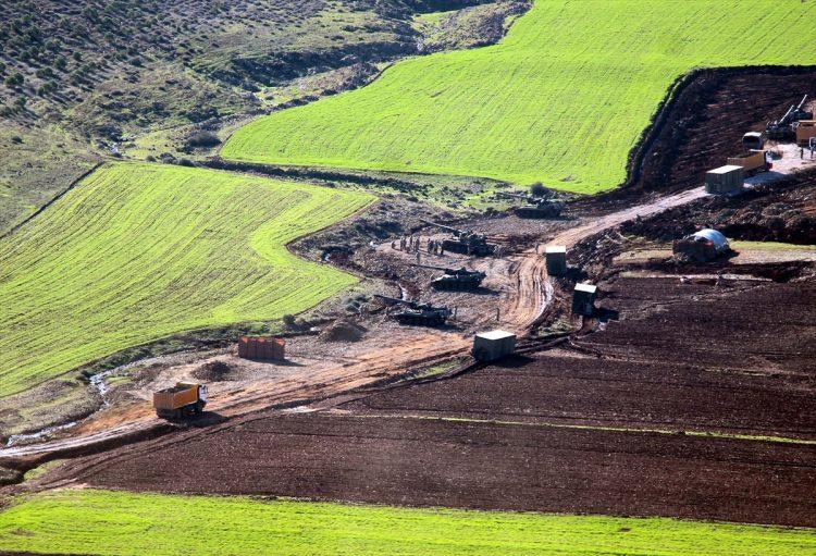 <p><strong>KASTEL CİNDO TERÖRİSTLERDEN ARINDIRILDI</strong></p>

<p>Burseya Dağı’nın özgürleştirilmesinin ardından terör örgütü PKK/YPG denetimindeki Kürt kökenli Suriyelilerin yaşadığı Afrin’in Kastel Cindo köyü de teröristlerden arındırıldı.</p>

