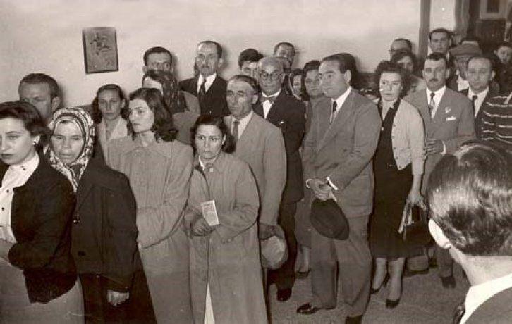 <p><strong>Demokrat Parti'nin kuruluşu</strong><br />Demokrat Parti (DP) 7 Ocak 1946'da Celal Bayar, Adnan Menderes, Fuat Köprülü ve Refik Koraltan tarafından kuruldu.</p>