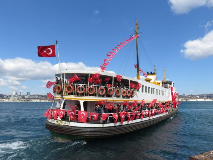 <p>"Sağduyunun Birlikteliği" sloganıyla düzenlenen buluşma için İstanbul'un farklı ilçelerinden metro, Marmaray, vapur ve otobüslerle yola çıkan vatandaşlar, Yenikapı Meydanı'na gelmeye başladı.</p>

<p>​</p>
