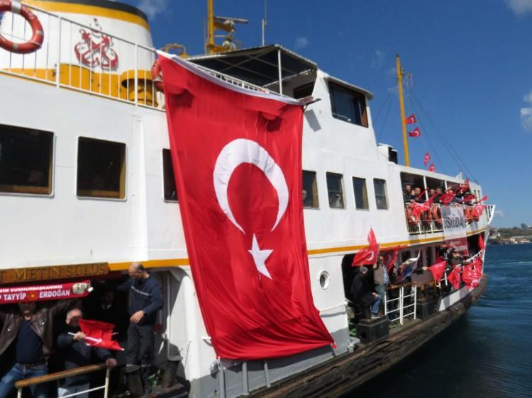 <p>Cumhurbaşkanı Recep Tayyip Erdoğan ile MHP Genel Başkanı Devlet Bahçeli'nin katılımıyla gerçekleşecek olan Cumhur İttifakı'nın Yenikapı Mitingi'ne çok sayıda kişi vapur ve teknelerle gidiyor.</p>

<p> </p>
