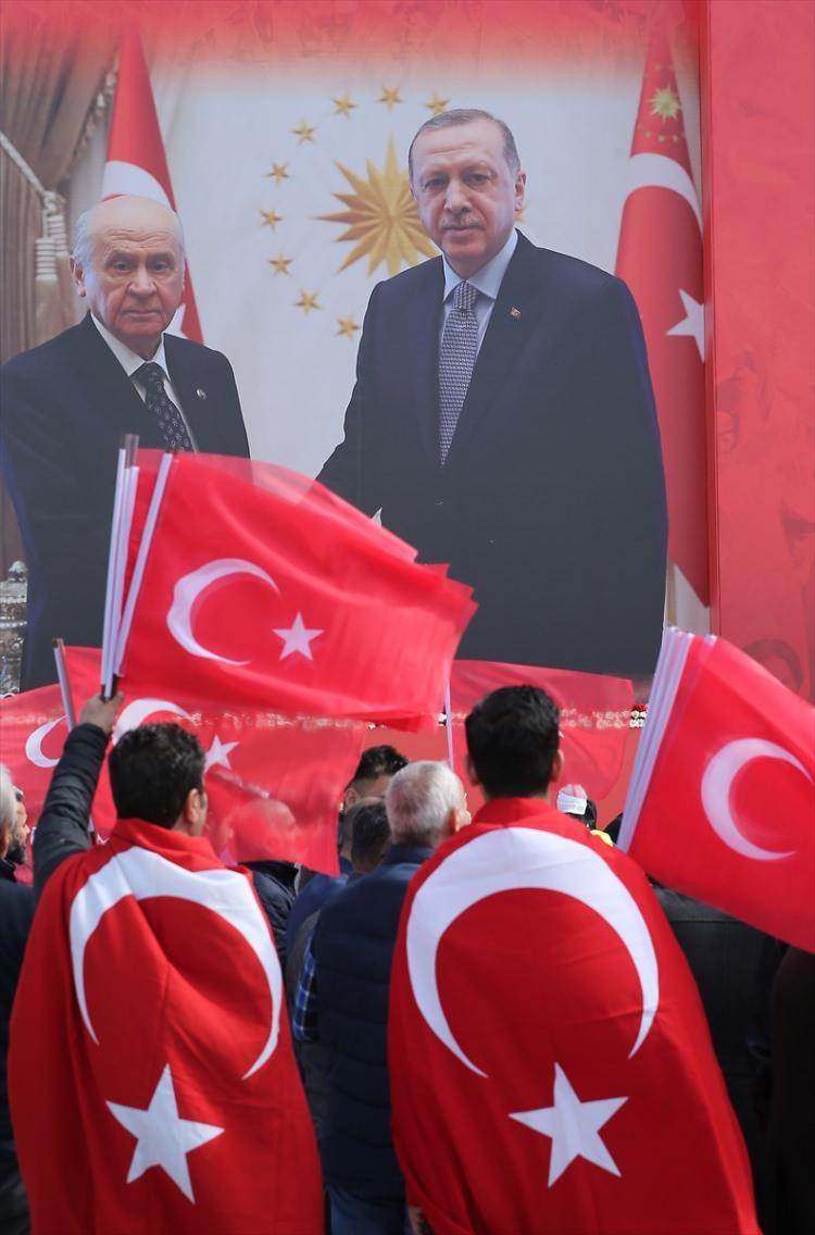 <p>Türkiye Cumhurbaşkanı ve AK Parti Genel Başkanı Recep Tayyip Erdoğan ile MHP Genel Başkanı Devlet Bahçeli'nin katılımıyla, Yenikapı'da yapılacak "Büyük İstanbul Mitingi" için vatandaşlar miting alanına gelmeye devam ediyor. </p>

<p> </p>
