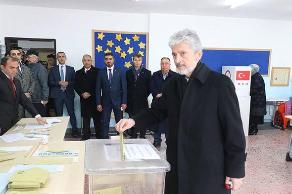 <p>Ankara Büyükşehir Belediye Başkanı Mustafa Tuna ile eşi Peykan Tuna da oylarını Şahin Sevin İlkokulu'ndaki 1171 numaralı sandıkta kullandı.</p>
