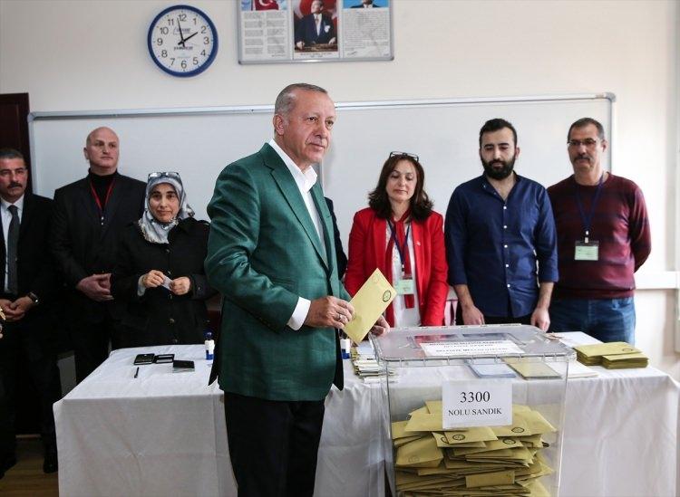 <p>Cumhurbaşkanı Recep Tayyip Erdoğan, 31 Mart Mahalli İdareler Genel Seçimleri için oyunu Üsküdar Saffet Çebi Ortaokulu'na kullandı.</p>

<p> </p>
