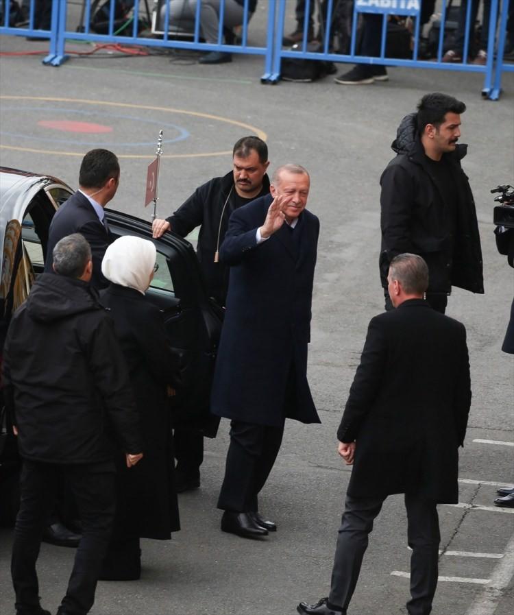<p><span style="color:#A9A9A9">Cumhurbaşkanı Recep Tayyip Erdoğan, 31 Mart Mahalli İdareler Genel Seçimleri için oyunu Üsküdar Saffet Çebi Ortaokulu'na kullandı. Cumhurbaşkanı Erdoğan, oy kullanma işleriminin ardından okul bahçesinde kendisini bekleyen vatandaşlarla selamlaştı.</span></p>
