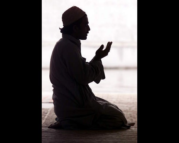 Намаз. Мусульманин молится. Человек в намазе. Намаз картинки.