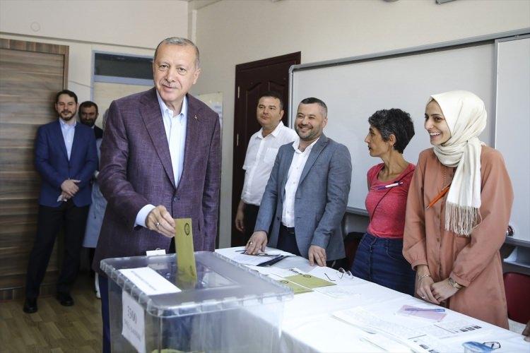 <p>Türkiye Cumhurbaşkanı Recep Tayyip Erdoğan, yenilenen İstanbul Büyükşehir Belediye Başkanlığı seçimi için oyunu, Üsküdar'daki Saffet Çebi Ortaokulu'nda "3300" numaralı sandıkta kullandı.</p>

<p> </p>
