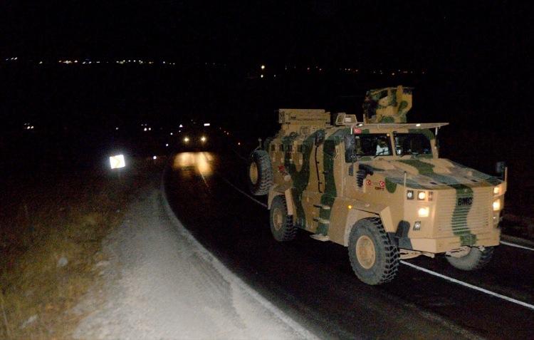 <p>Türkiye'deki farklı birliklerden gönderilen komandoları taşıyan yaklaşık 80 zırhlı araçtan oluşan konvoy, Kırıkhan ve Hassa ilçelerine ulaştı.</p>
