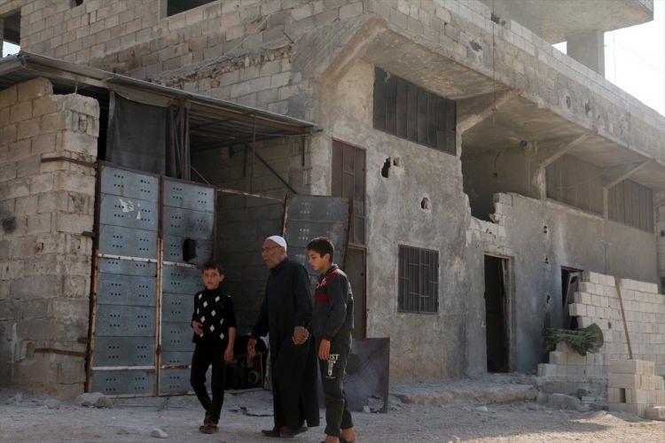 <p>ABD'nin, terör örgütü DEAŞ'ın elebaşı Ebubekir el-Bağdadi''yi İdlib'de öldürdüğü iddia edilen operasyon yerini, Anadolu Ajansı (AA) görüntüledi. Kameralara yansıyan görüntülerden, bir evin yerle bir edildiği ve sivillere ait bazı evlerin zarar gördüğü anlaşılıyor.</p>

<p> </p>
