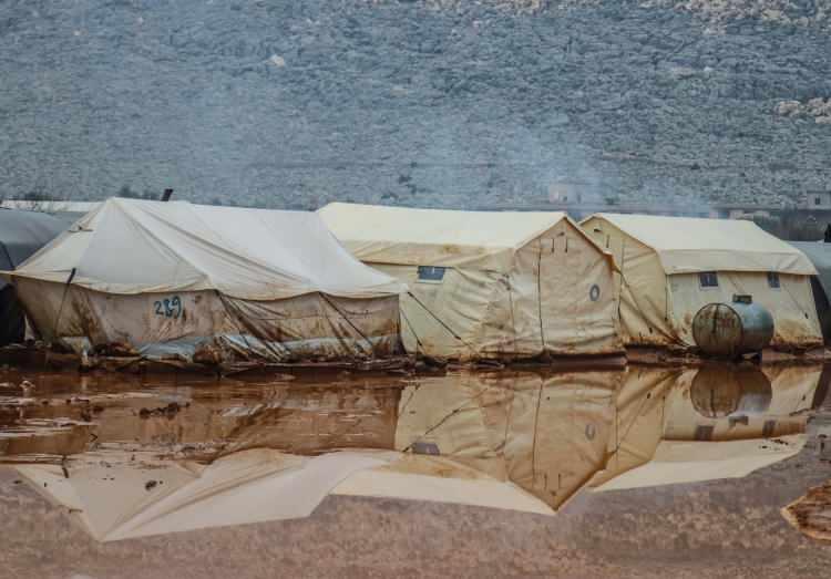 <p>Siviller, kamp ortasına koyulan ve yağmur suyuyla günde bir kez dolan plastik su depolarıyla içme suyu ihtiyacını karşılamaya çalışırken, 130 ailenin yaşadığı kampta yalnızca 4 tuvalet bulunuyor. </p>
