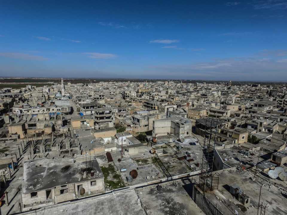 <p><strong>Rejimin saldırganlığı arttı, çatışmalar sürüyor</strong></p>

<p>Öte yandan Astana anlaşmalarını ve Soçi mutabakatını hiçe sayan rejim güçleri, İdlib ve Halep'te askeri muhalifler ve rejim karşıtı silahlı grupların kontrolündeki yerleşimlere yoğun hava ve kara saldırıları gerçekleştiriyor.</p>
